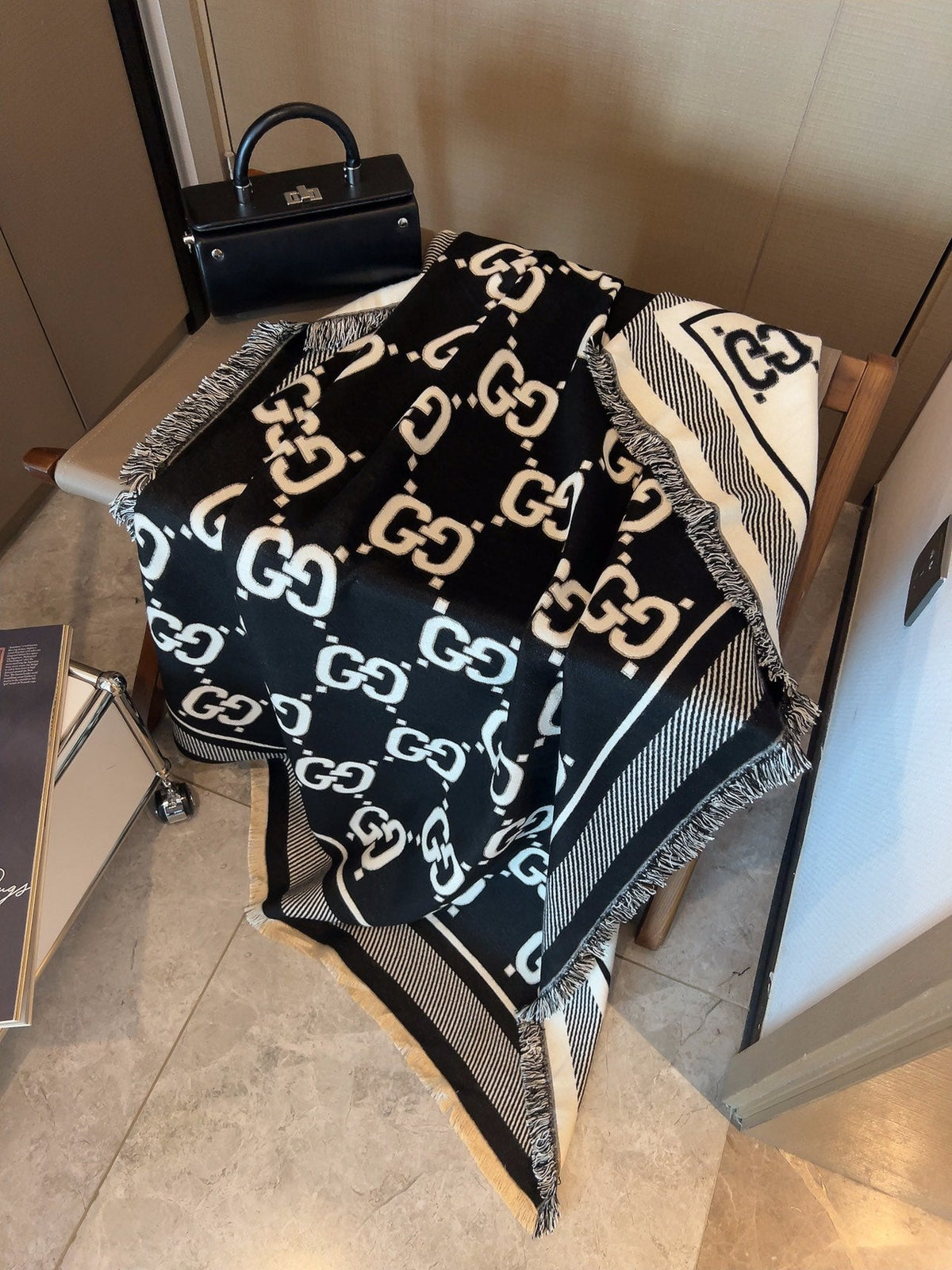 GUCCI SQUARE SCARF 140 CM IN BLACK MIX WHITE SILK CASHMERE 401511