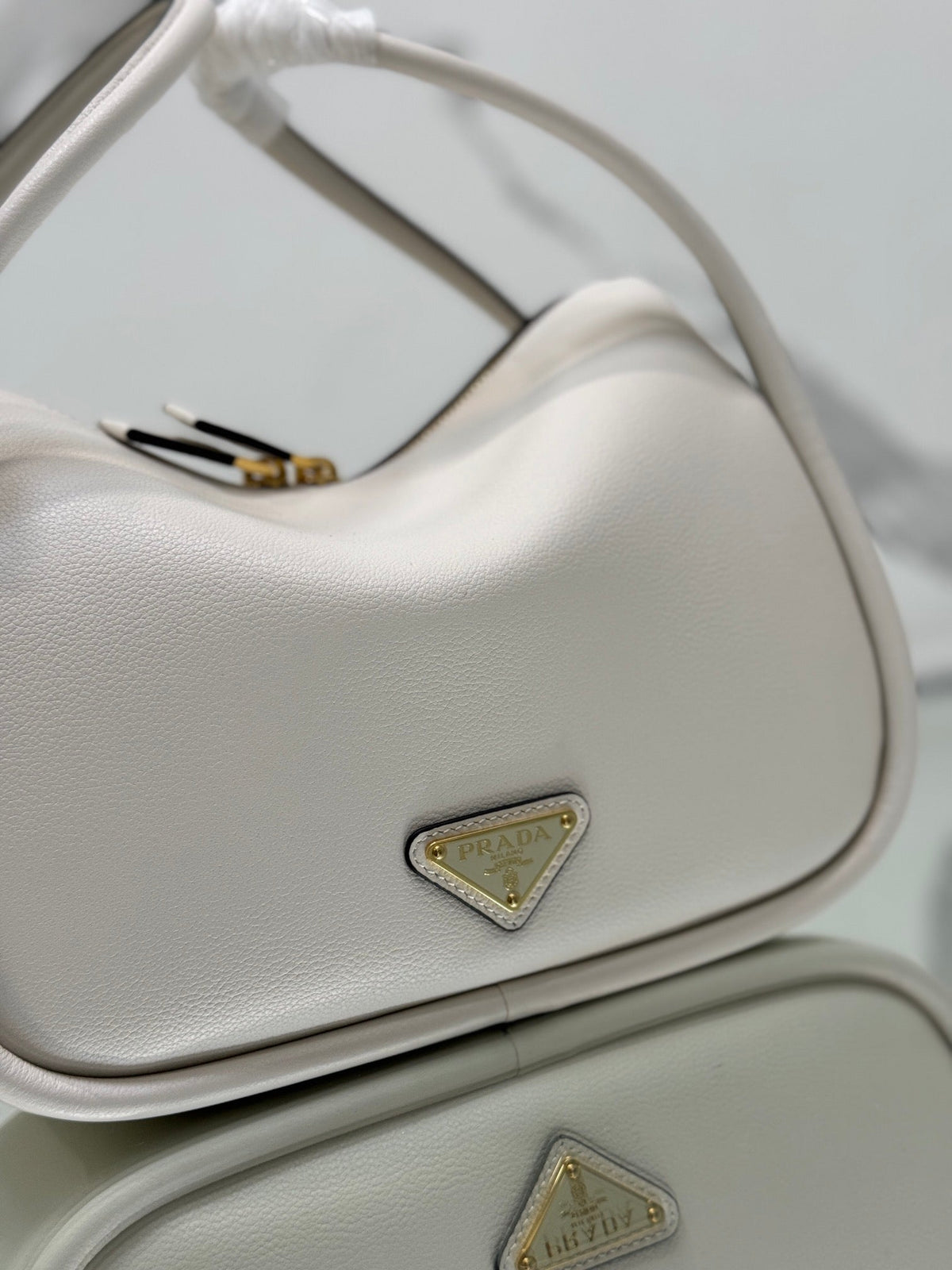 PRADA RLING HANDBAG 25 IN WHITE SOFT GRAIN LAMBSKIN