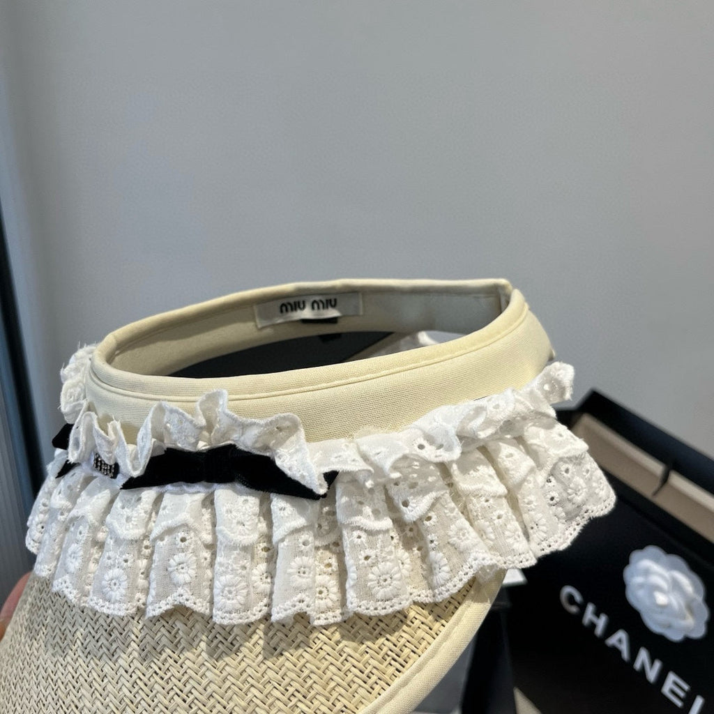 MM OPEN-TOP STRAW HAT IN LIGHT BEIGE MIX WHITE EYELET FABRIC