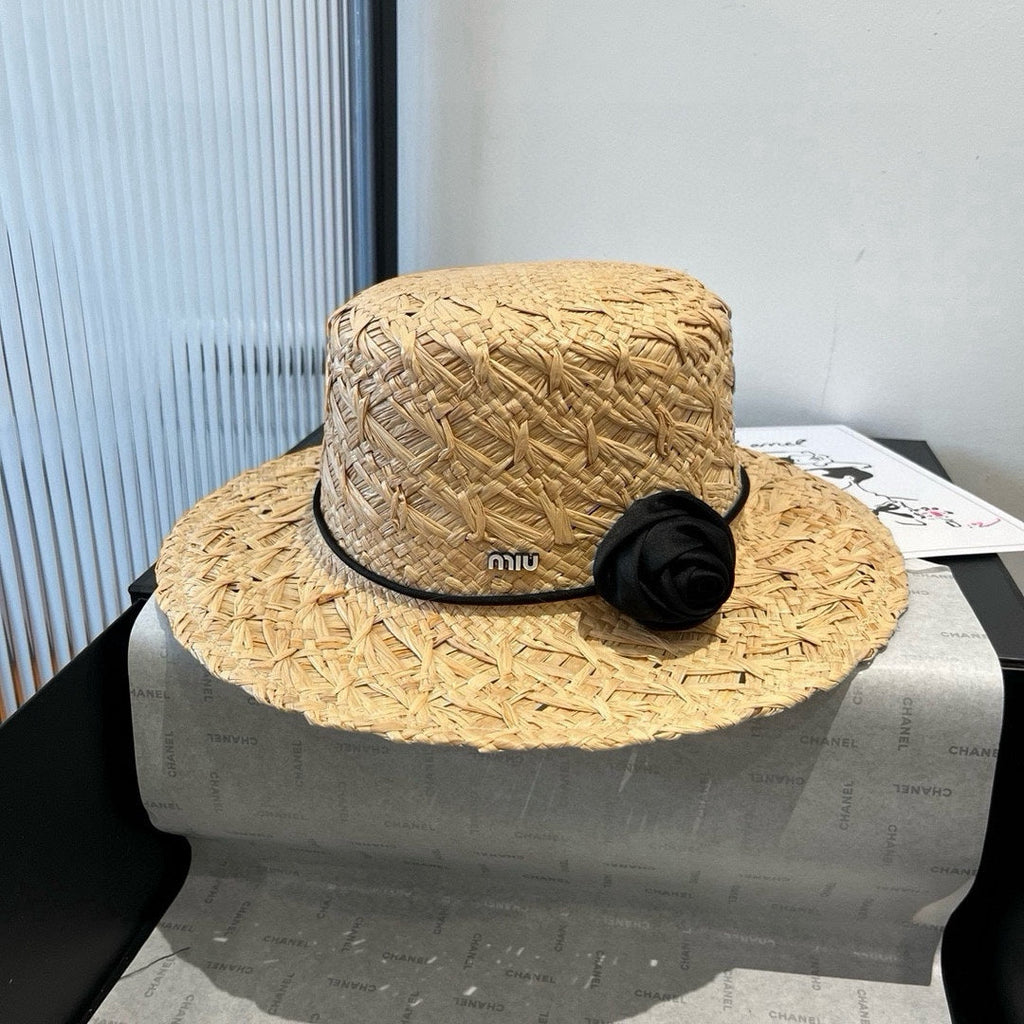 MM STRAW HAT IN BEIGE RAFFIA WITH BLACK FLOWER ACCENT