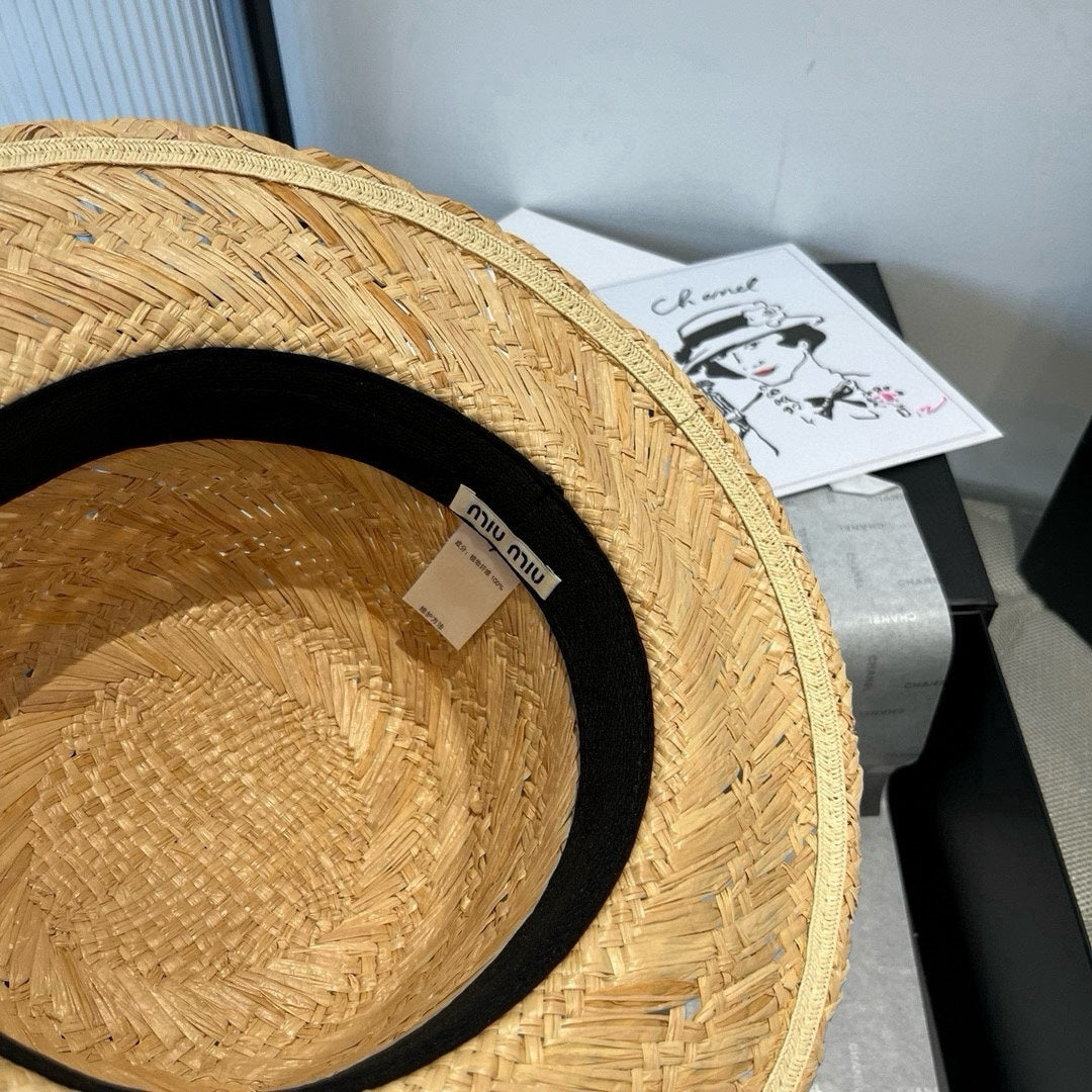 MM STRAW HAT IN BEIGE RAFFIA WITH BLACK FLOWER ACCENT