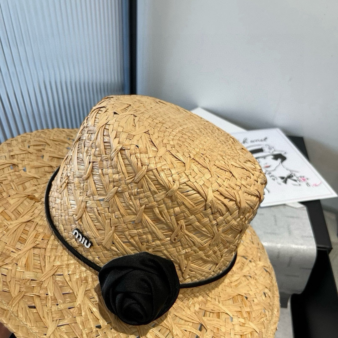 MM STRAW HAT IN BEIGE RAFFIA WITH BLACK FLOWER ACCENT