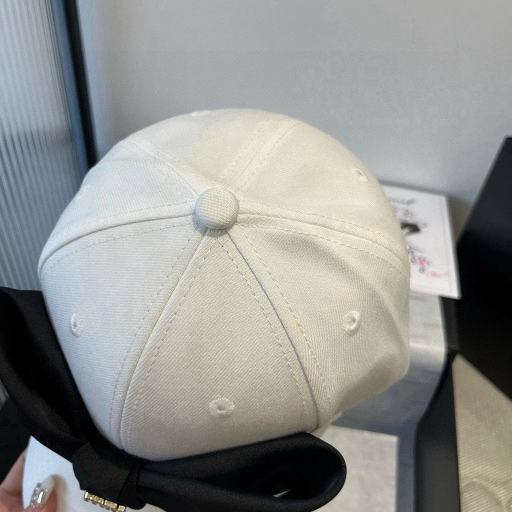 MM BASEBALL CAP IN WHITE FABRIC WITH LARGE BLACK BOW