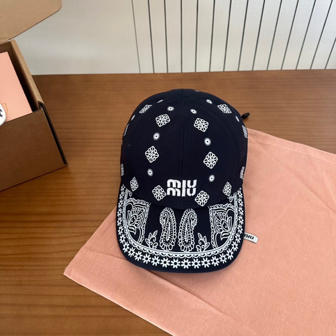 MM BASEBALL CAP IN BLACK WITH WHITE EMBROIDERED PATTERN