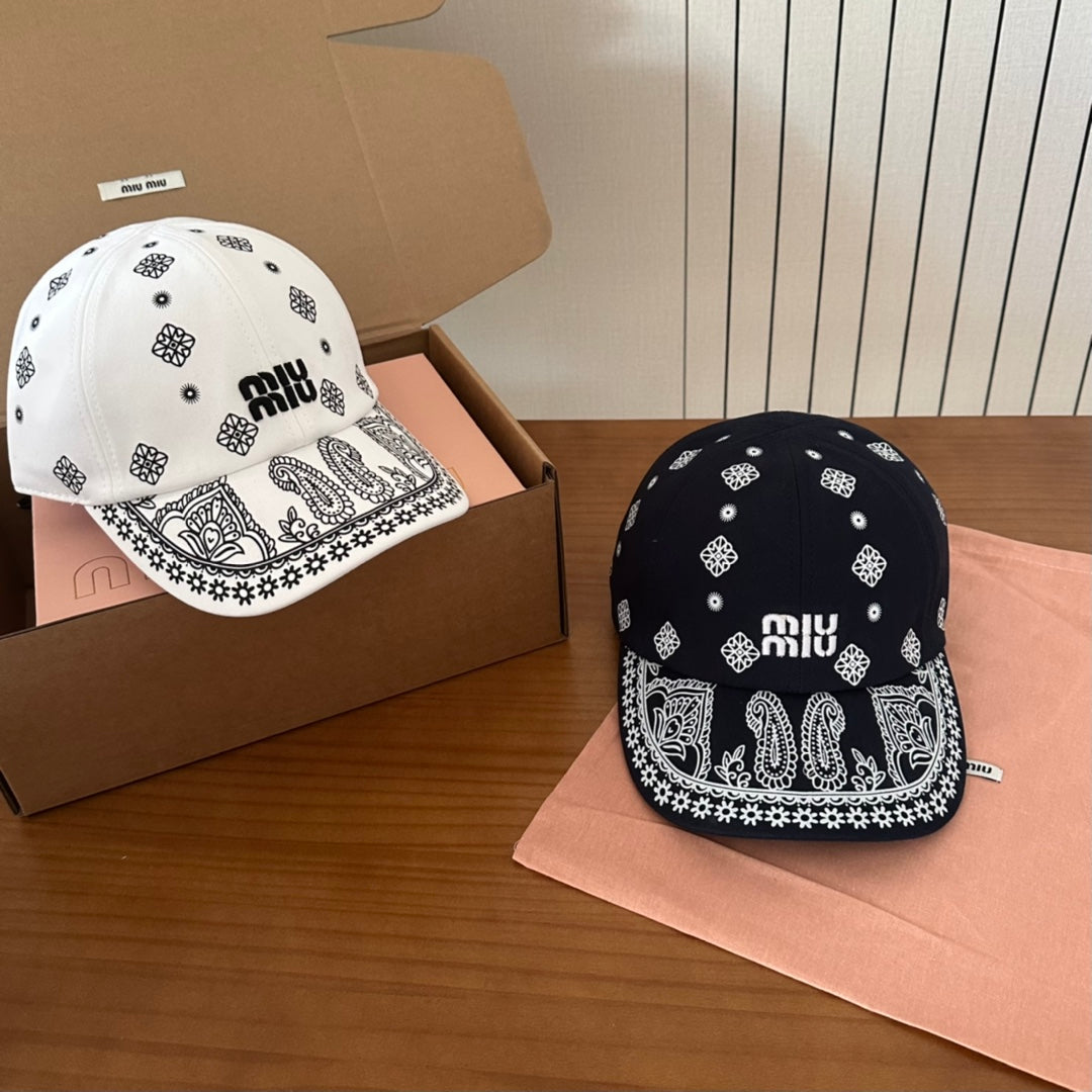 MM BASEBALL CAP IN BLACK WITH WHITE EMBROIDERED PATTERN