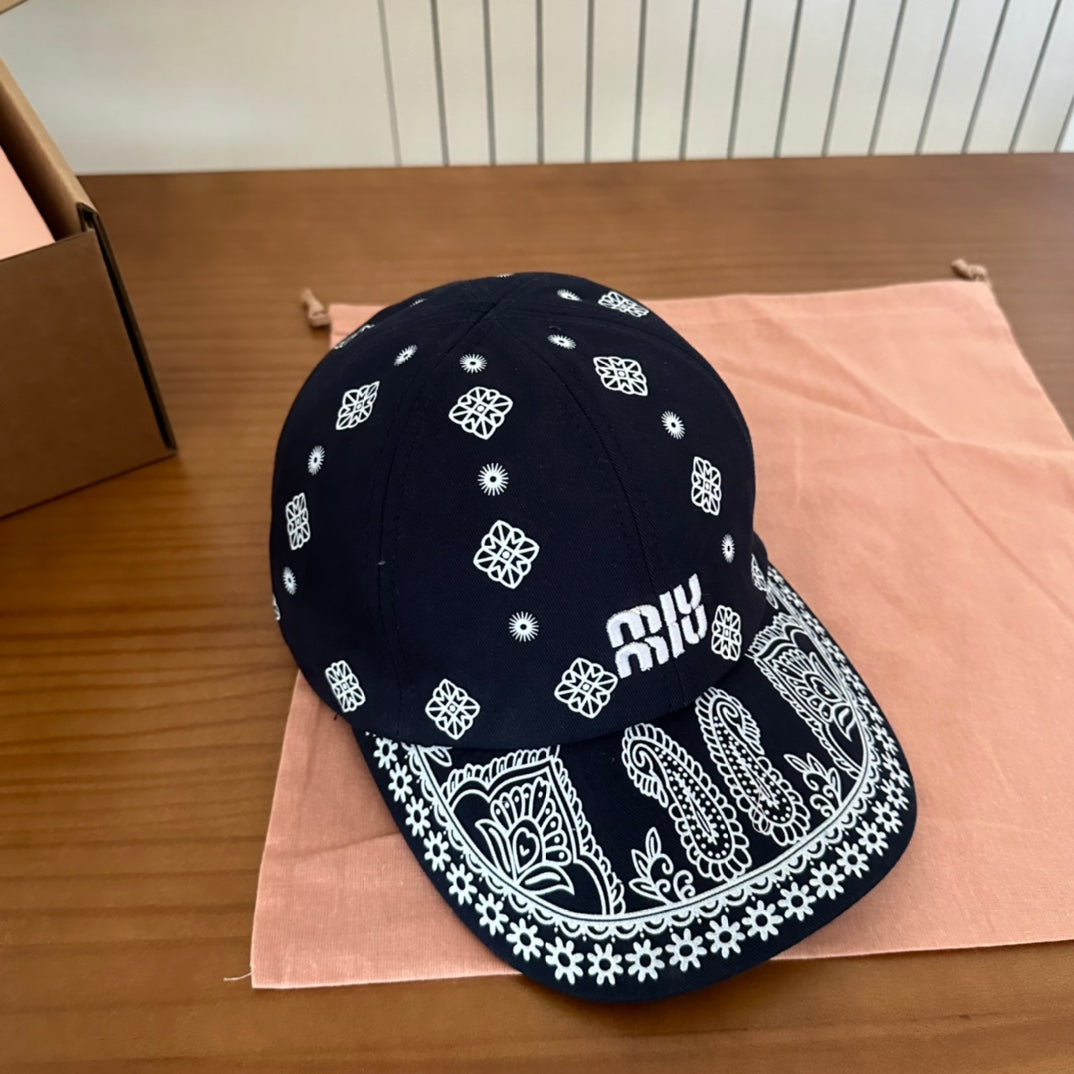 MM BASEBALL CAP IN BLACK WITH WHITE EMBROIDERED PATTERN