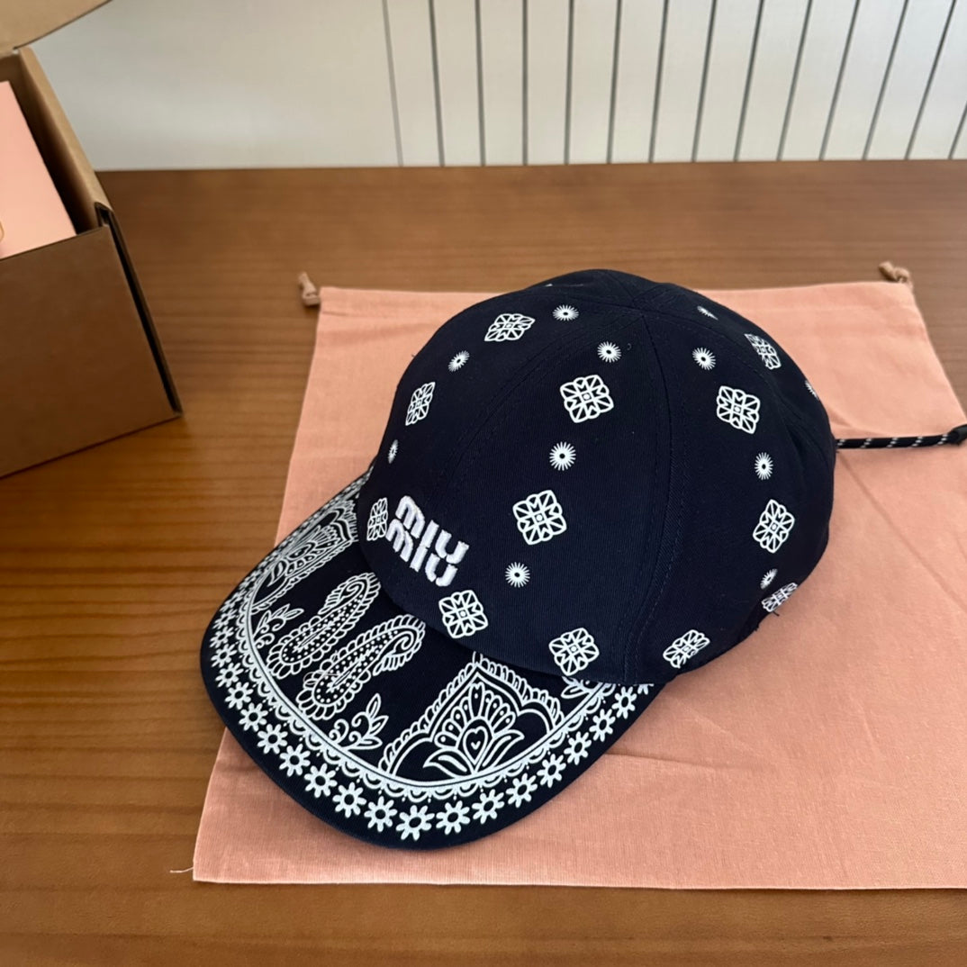 MM BASEBALL CAP IN BLACK WITH WHITE EMBROIDERED PATTERN