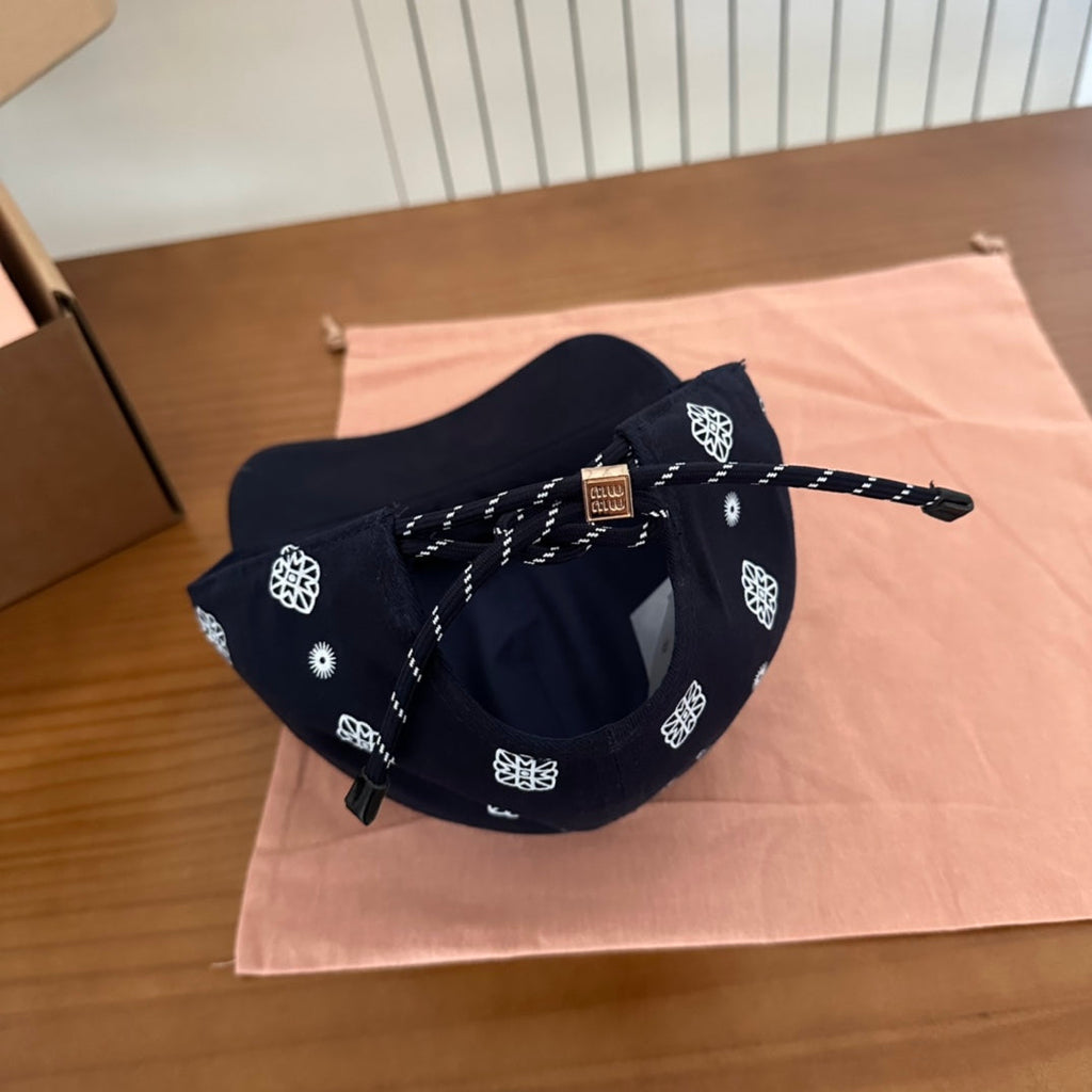 MM BASEBALL CAP IN BLACK WITH WHITE EMBROIDERED PATTERN