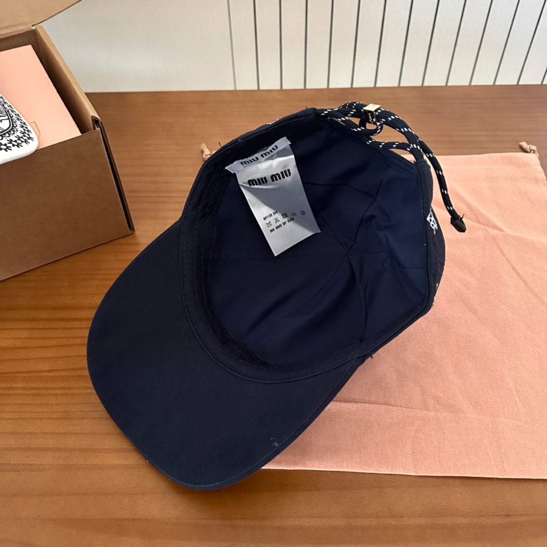 MM BASEBALL CAP IN BLACK WITH WHITE EMBROIDERED PATTERN