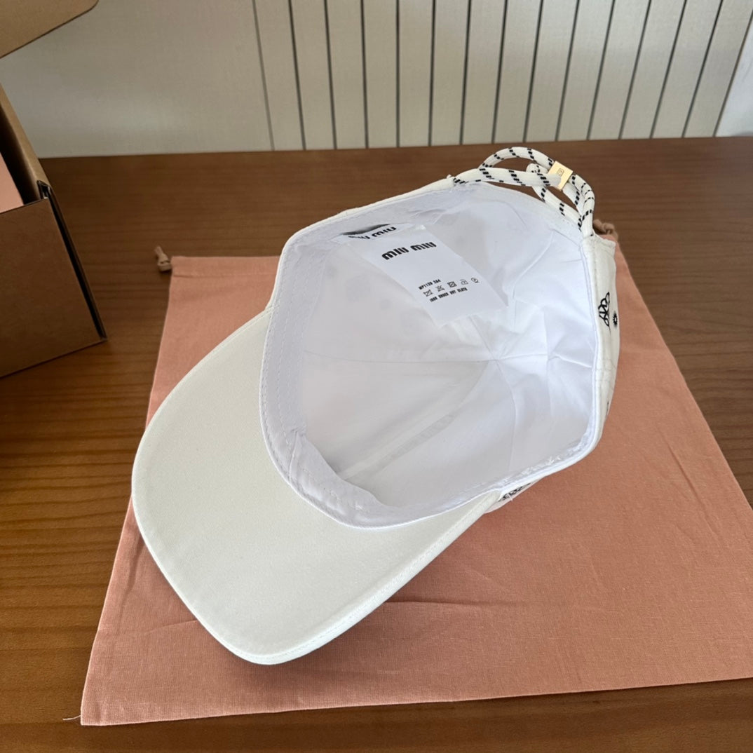 MM BASEBALL CAP IN WHITE WITH BLACK EMBROIDERED PATTERN