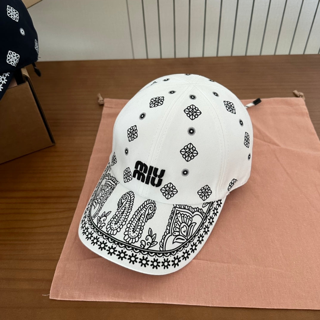 MM BASEBALL CAP IN WHITE WITH BLACK EMBROIDERED PATTERN