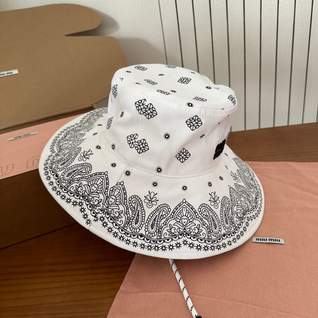 MM BUCKET IN WHITE FABRIC WITH BLACK EMBROIDERED PATTERN