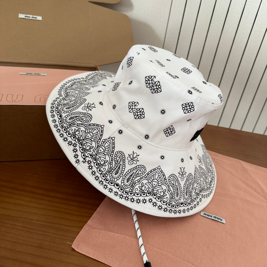 MM BUCKET IN WHITE FABRIC WITH BLACK EMBROIDERED PATTERN