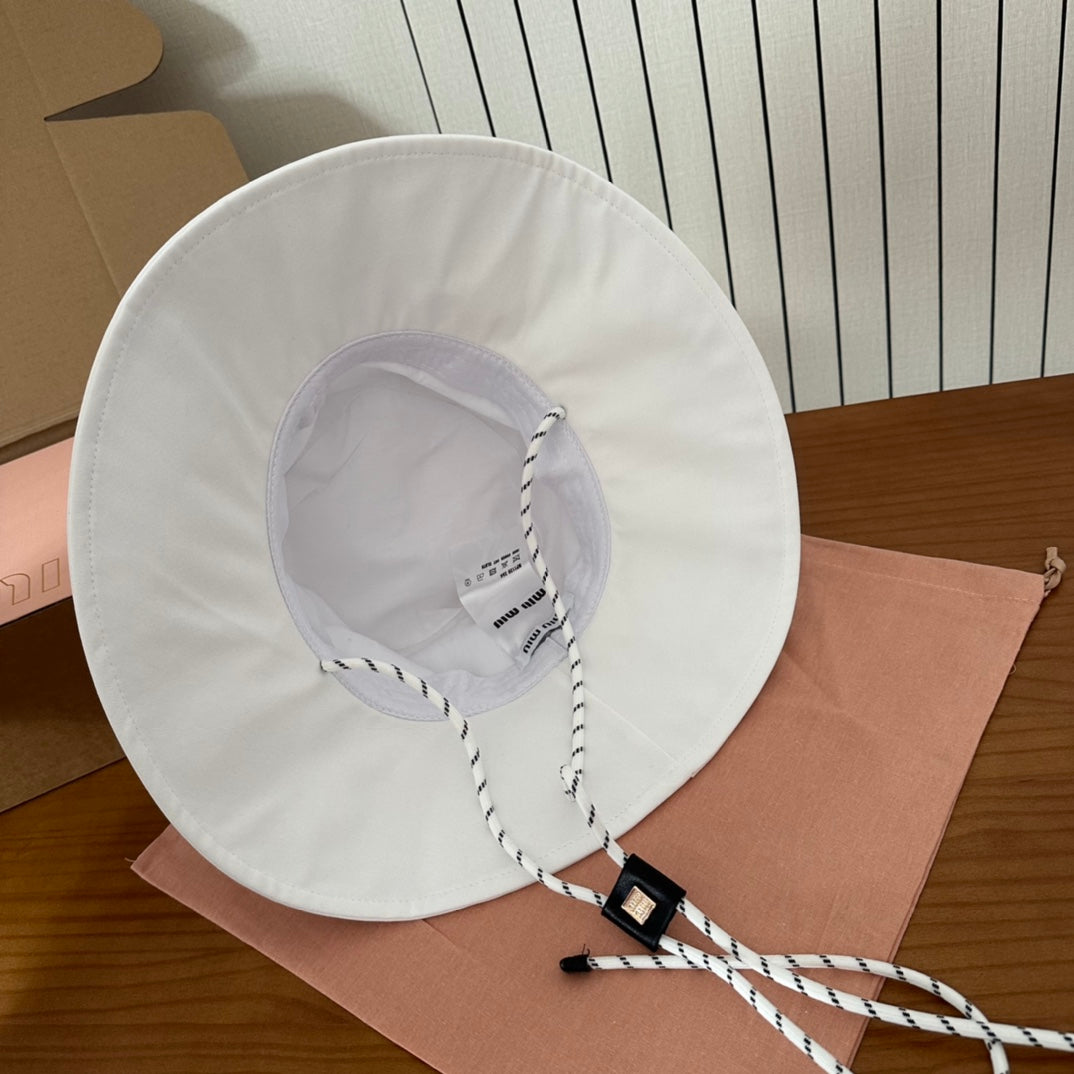 MM BUCKET IN WHITE FABRIC WITH BLACK EMBROIDERED PATTERN