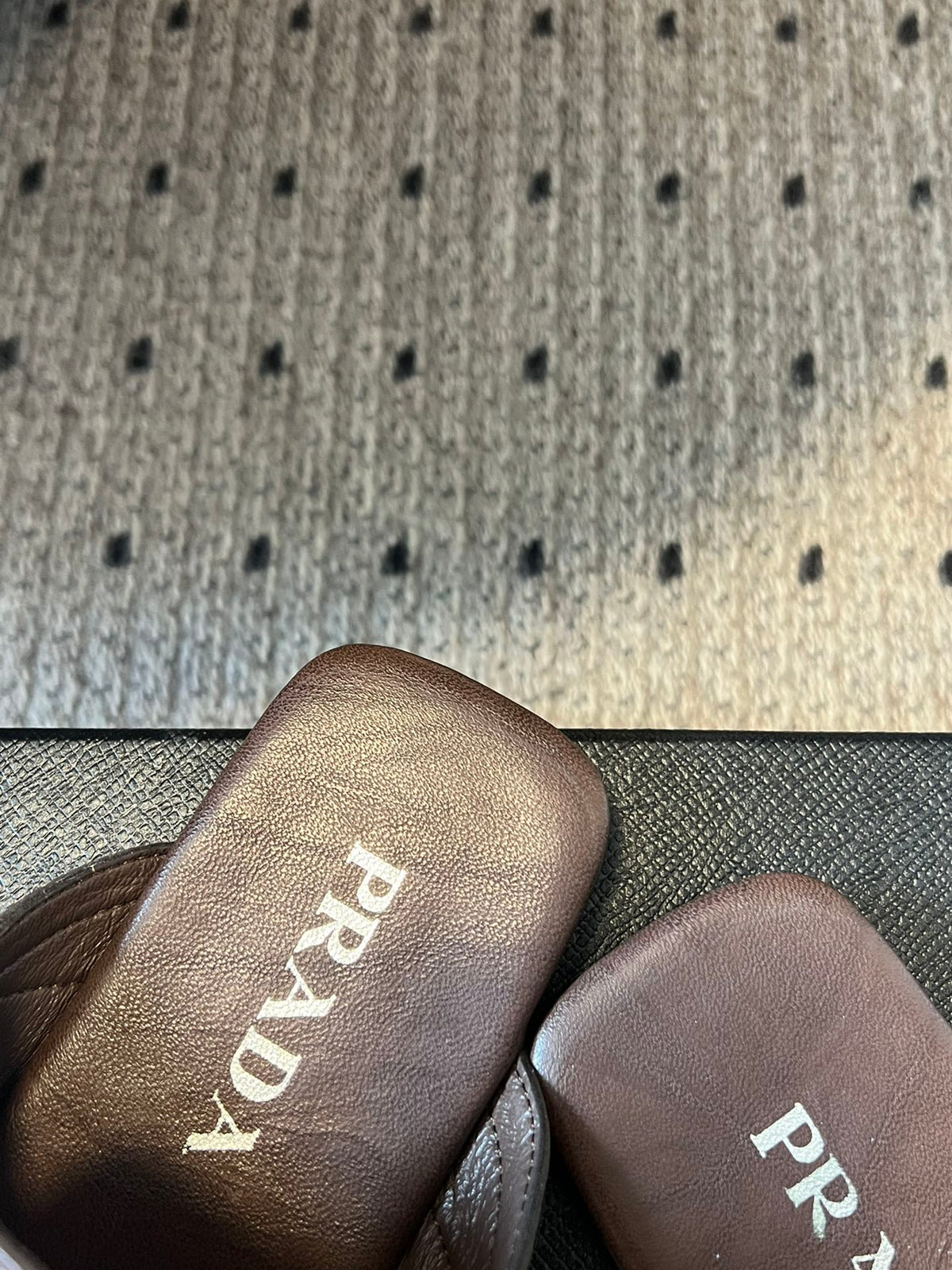 PRADA 25S SHUFFLE LEATHER THONG SANLS IN BROWN CALFSKIN