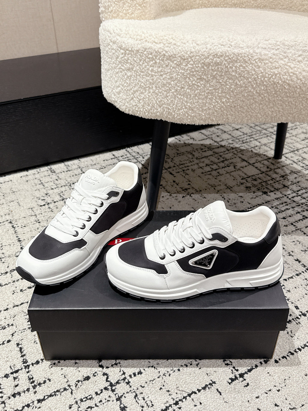 PRADA 25S MEN SNEAKERS LOGO IN WHITE AND BLACK NUBUCK AND CANVAS