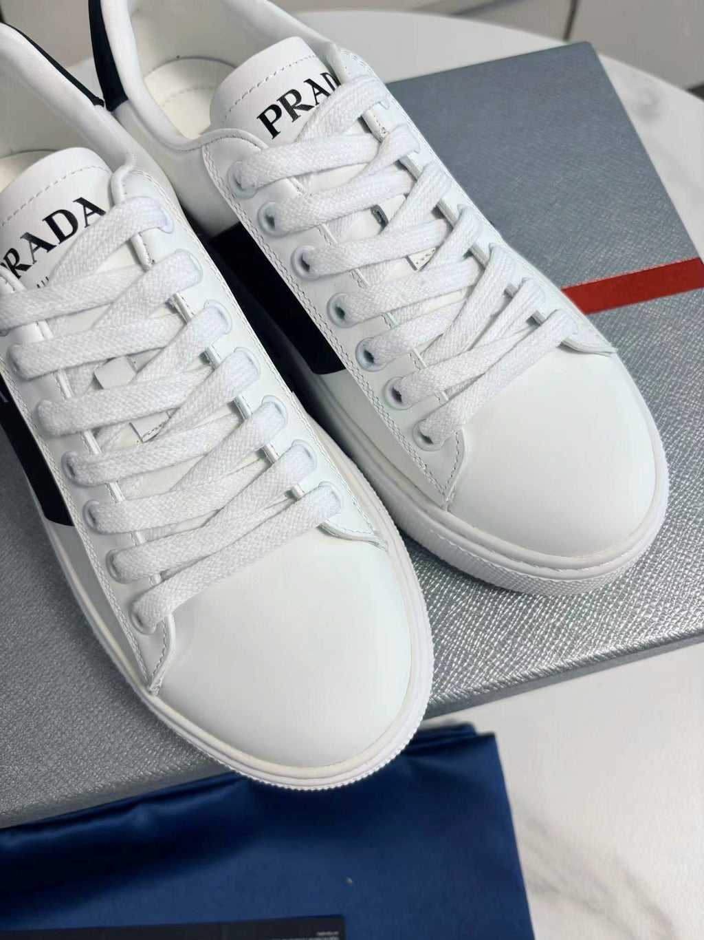 PRADA 25S LEATHER LOGO OUTLET SNEAKERS BLACK AND WHITE CALFSKIN