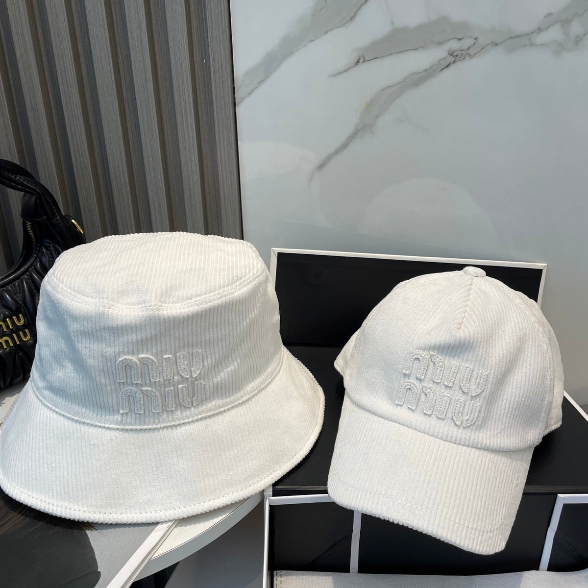 MM BUCKET IN WHITE VELVET WITH LOGO