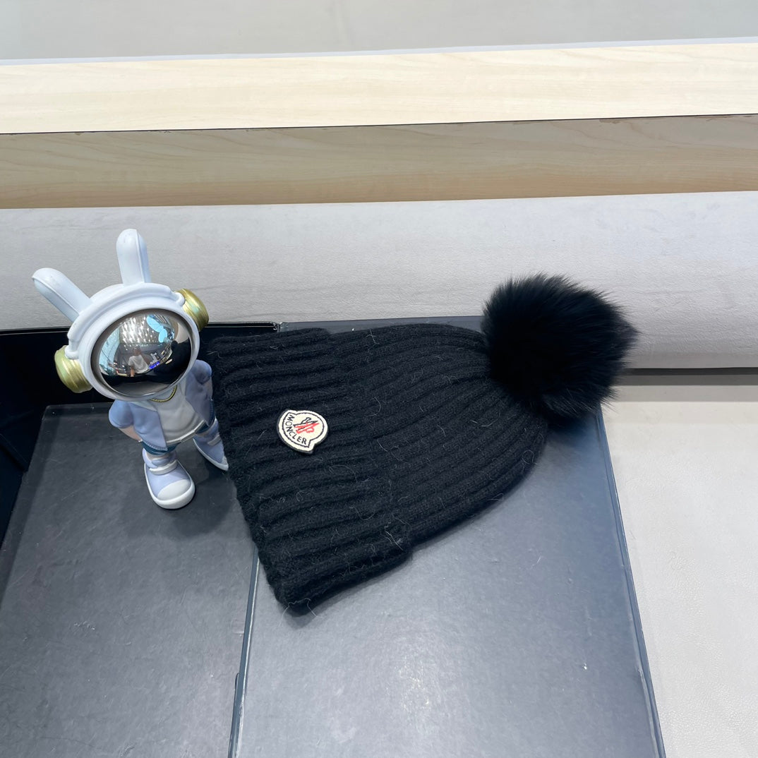 BEANIE HAT IN BLACK WOOL WITH POM POM 438105