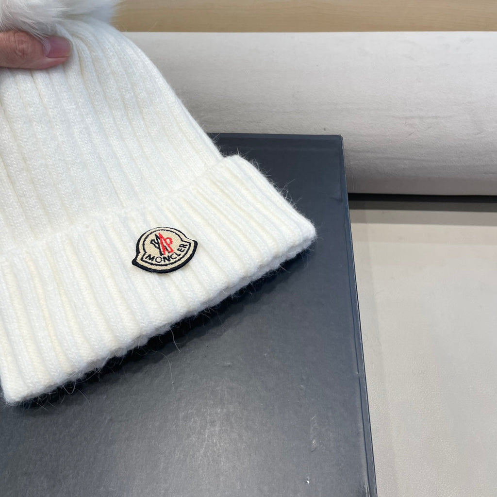 BEANIE HAT IN WHITE WOOL WITH POM POM 438106