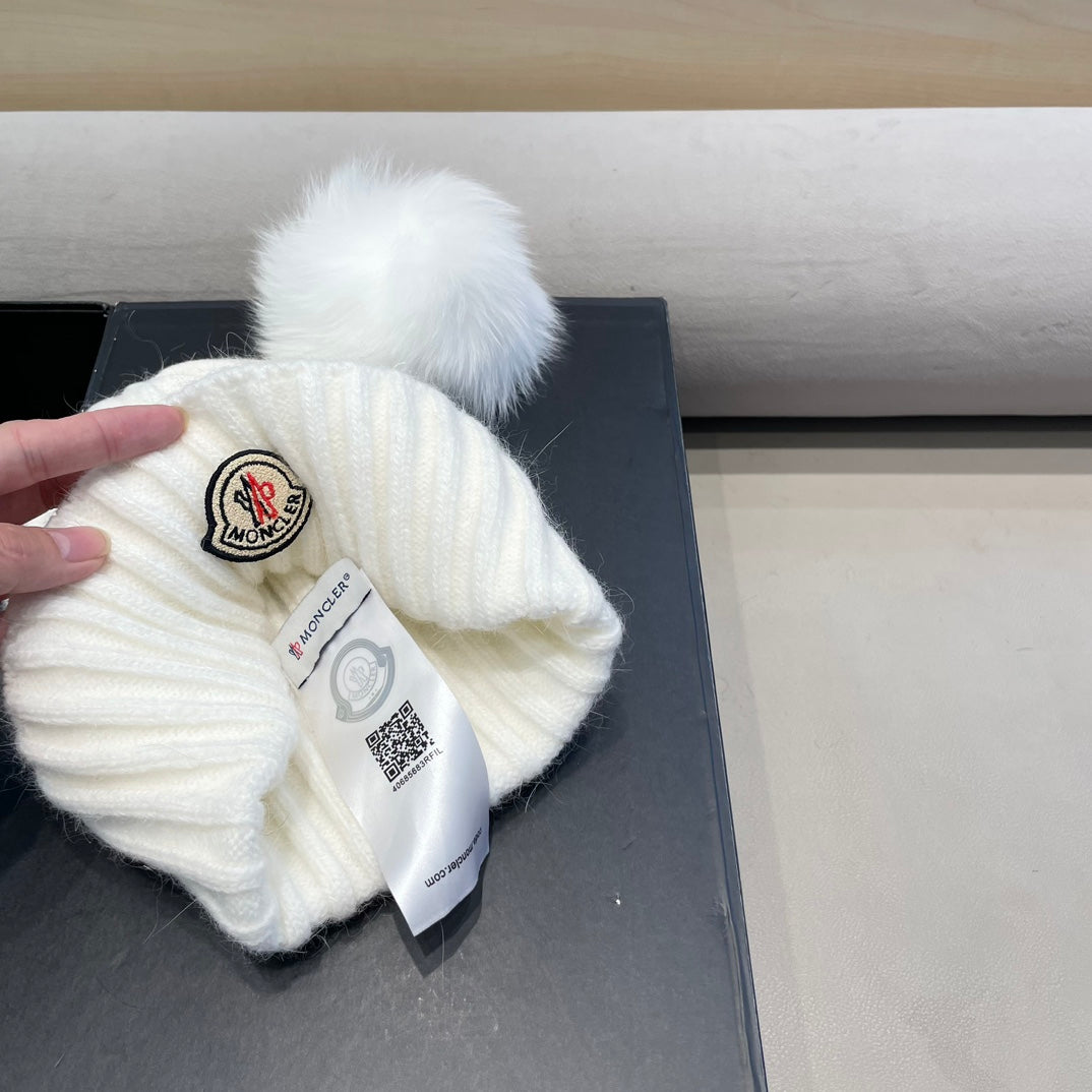 BEANIE HAT IN WHITE WOOL WITH POM POM 438106