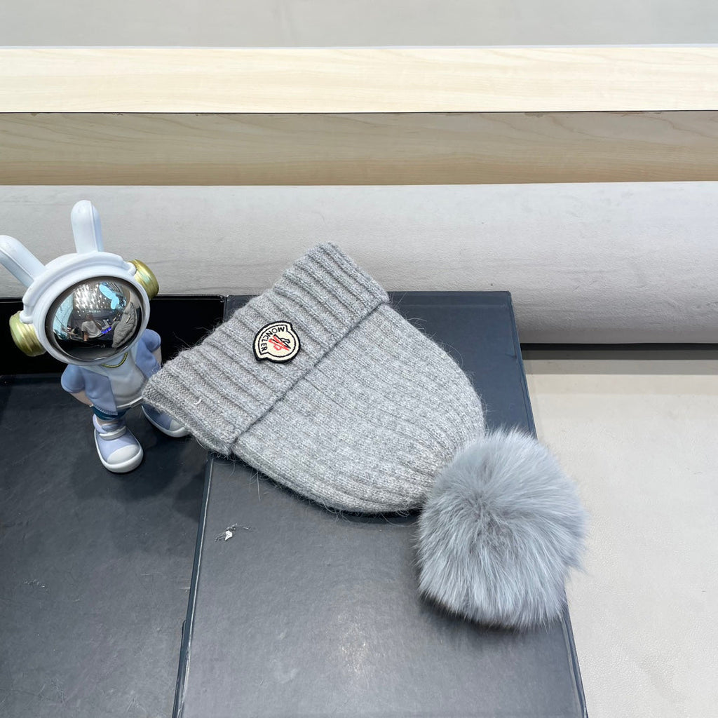 BEANIE HAT IN ASH GRAY WOOL WITH POM POM 438107