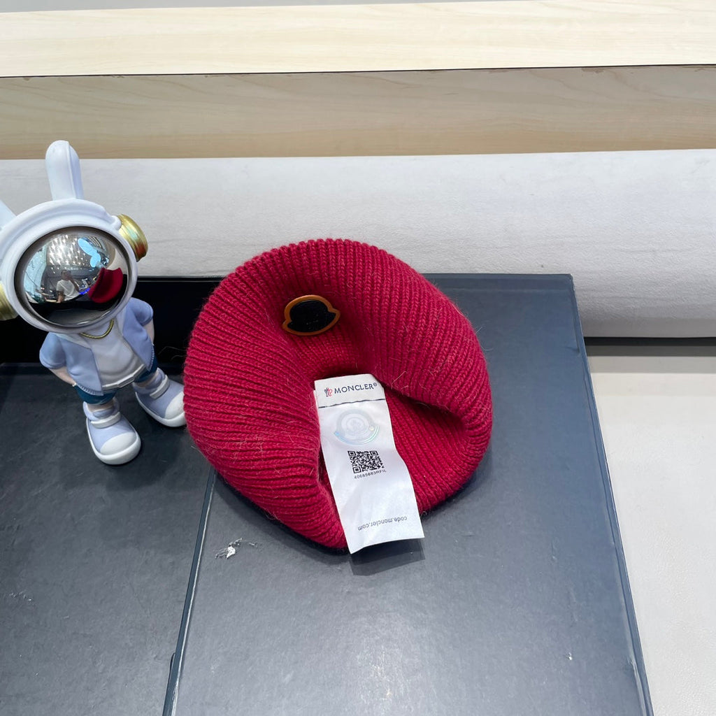 BEANIE HAT IN CHERRY RED WOOL 438124