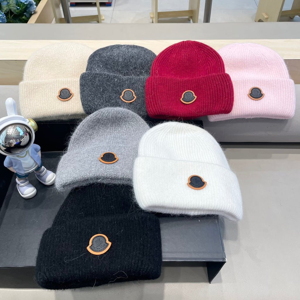 BEANIE HAT IN CHERRY RED WOOL 438124