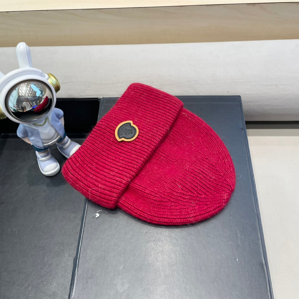 BEANIE HAT IN CHERRY RED WOOL 438124
