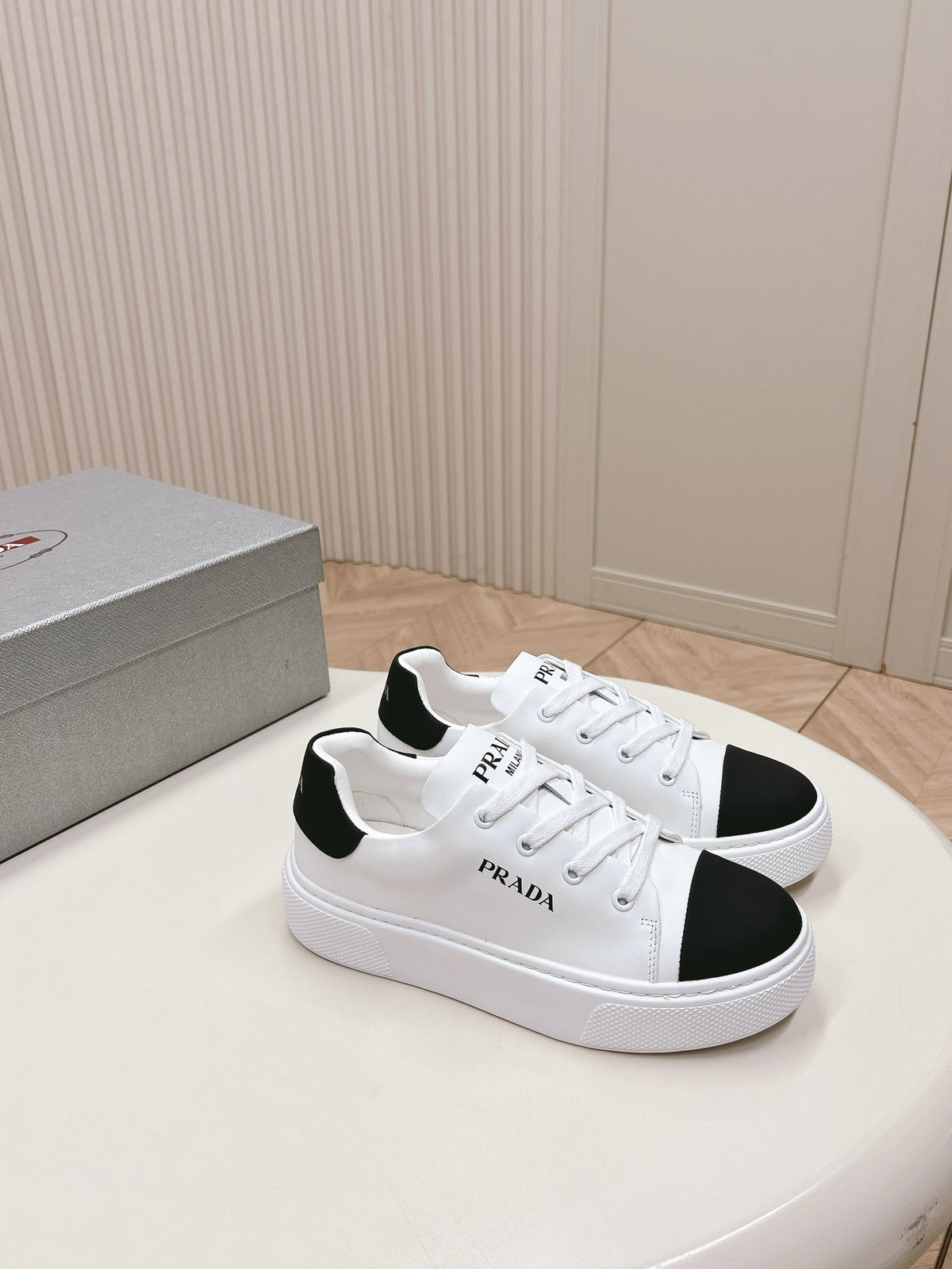 PRADA LOGO OUTLET BASIC SNEAKERS WHITE AND BLACK TOE CALFSKIN