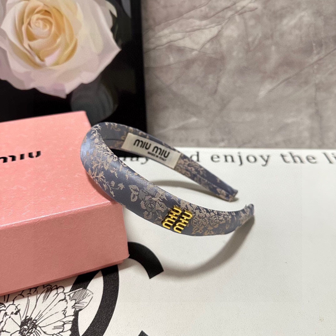 HEADBAND WITH GARNITURE PRINT IN LAVENDER GRAY SILK 432824