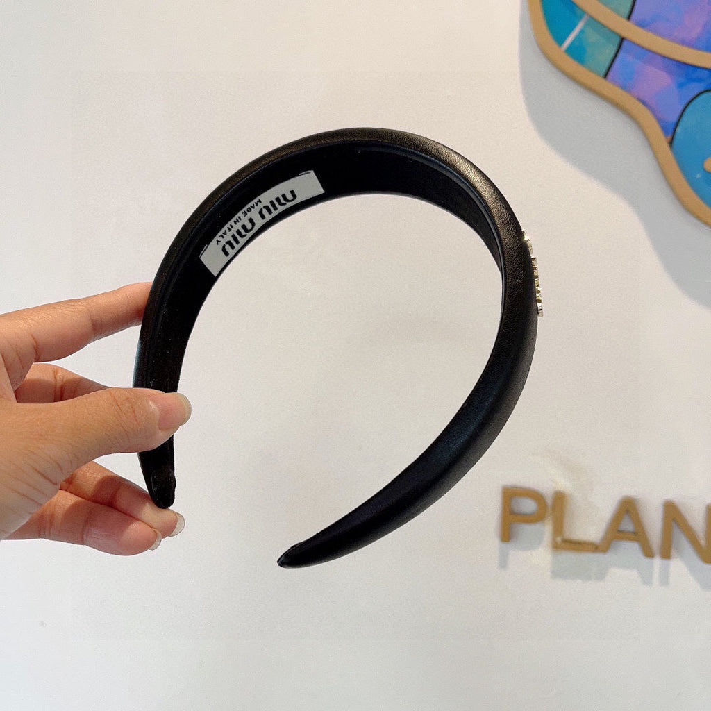 THICK HEADBAND IN BLACK CALFSKIN GOLD LOGO 409395