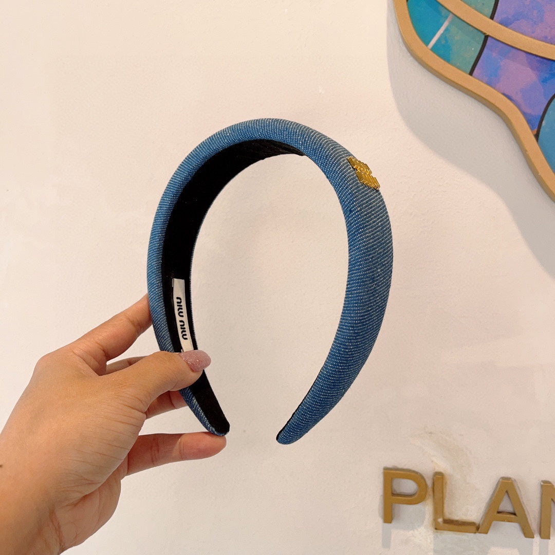 THICK HEADBAND IN AZURE BLUE DENIM GOLD LOGO 425464