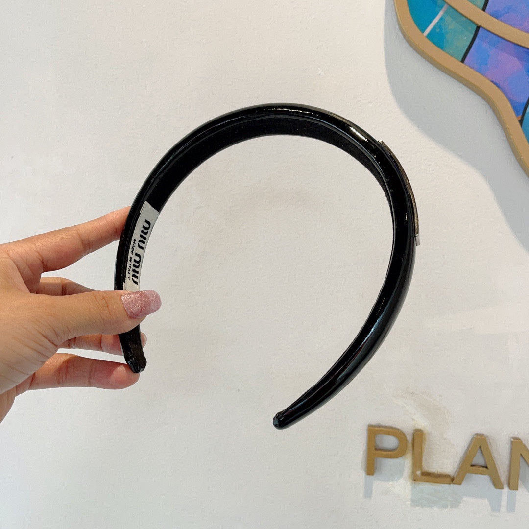 HEADBAND IN BLACK PATENT CALFSKIN SILVER LOGO 427344