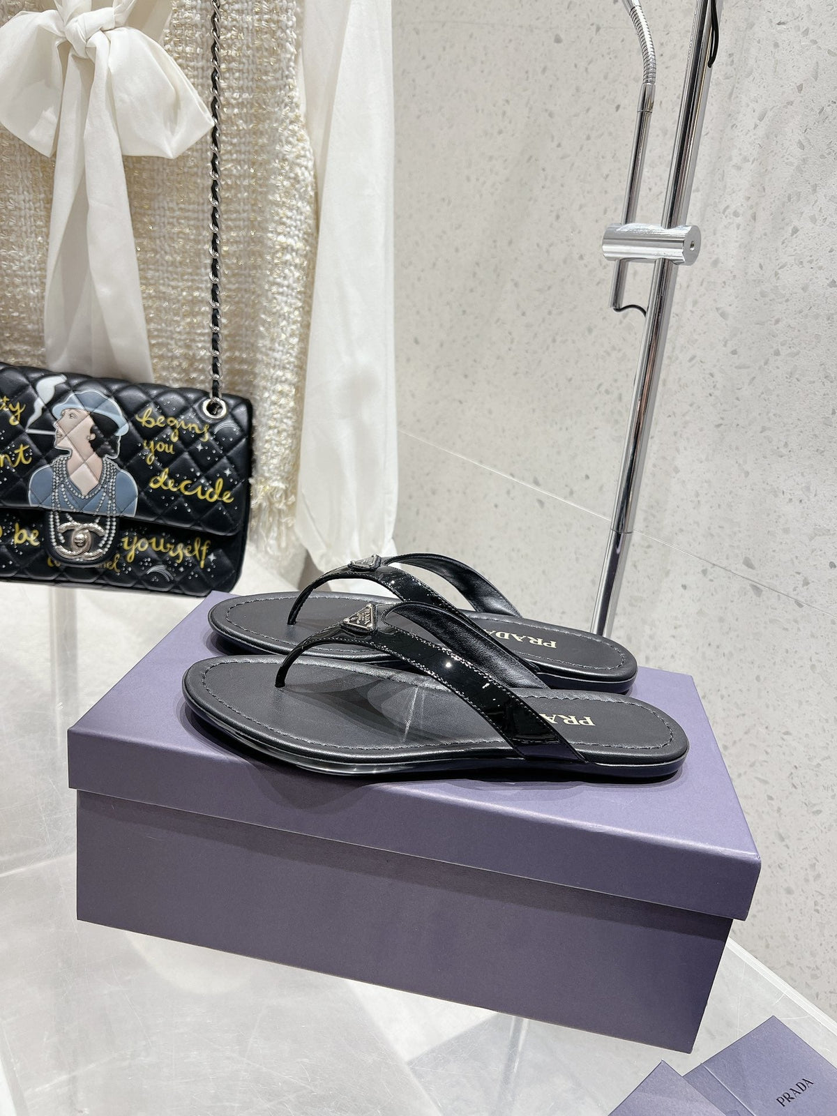 PRADA PATENT LEATHER THONG SLIPPER BLACK