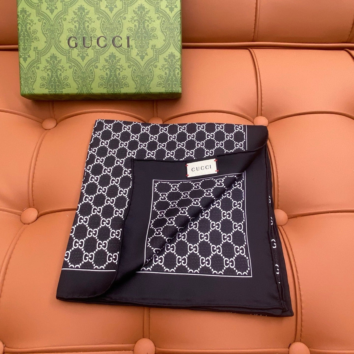 GUCCI 25S SCARF 90 IN SILK 709696