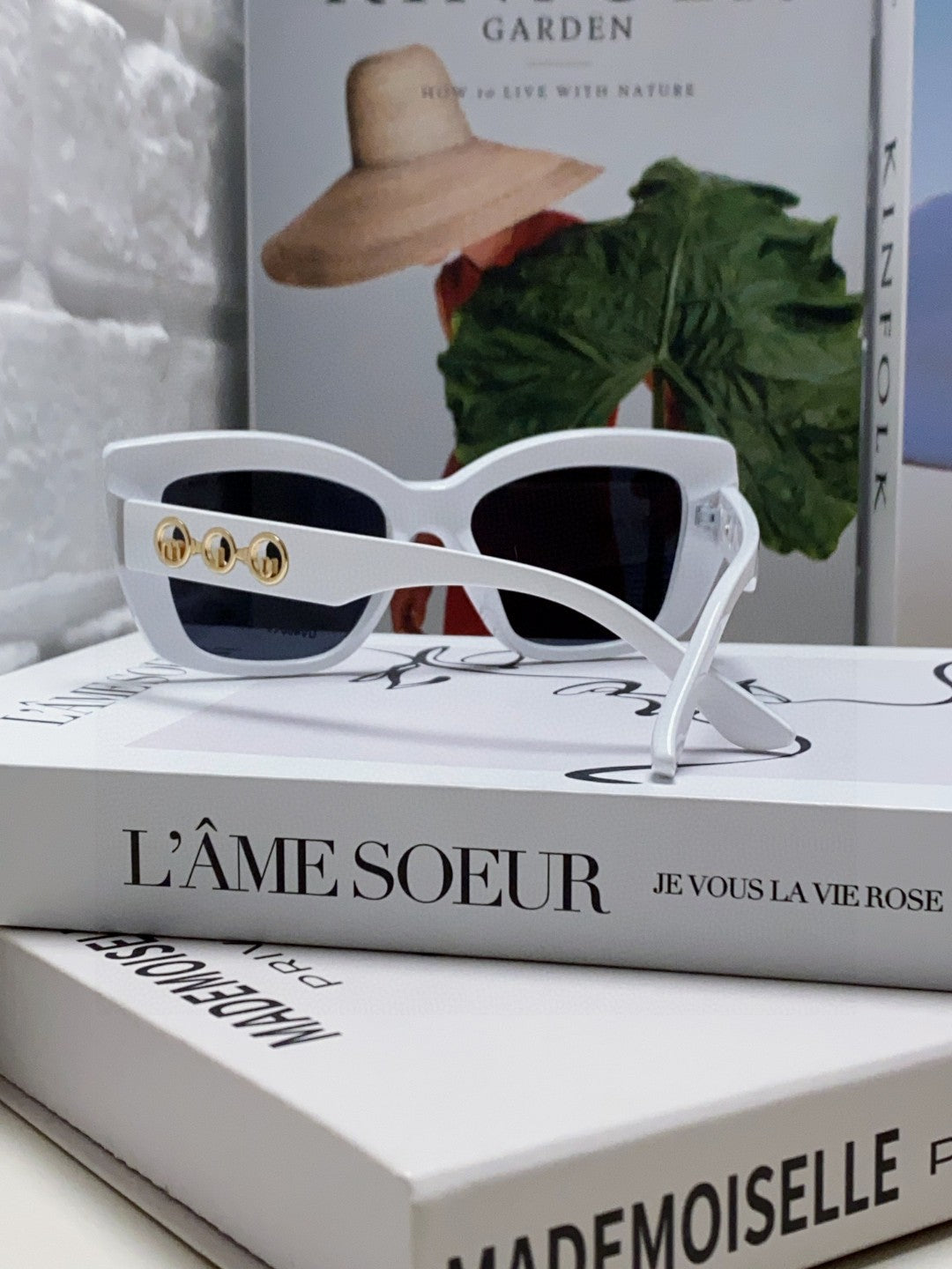 LOGO CAT EYE SUNGLASSES 513004 IN WHITE ACETATE