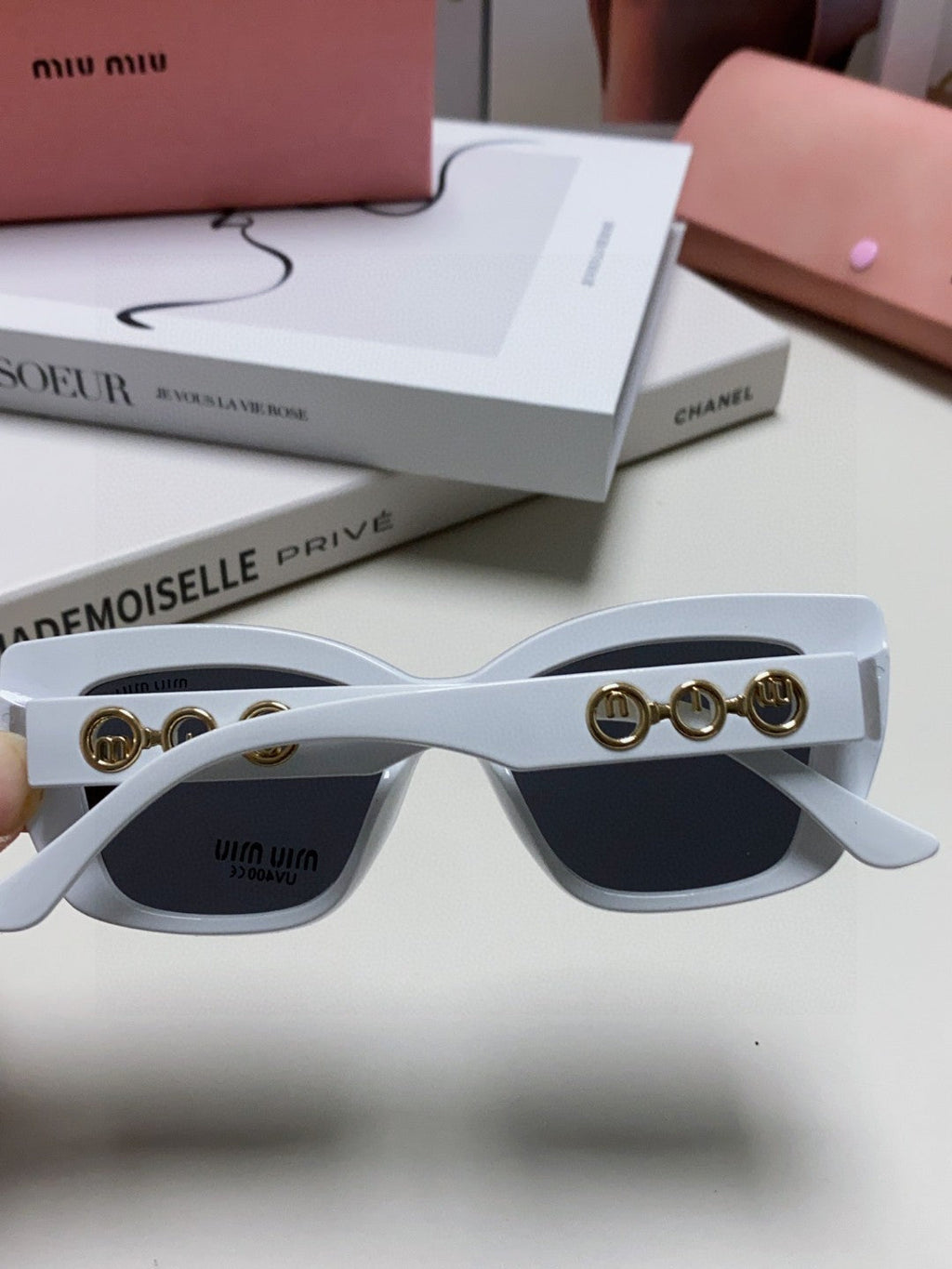 LOGO CAT EYE SUNGLASSES 513004 IN WHITE ACETATE