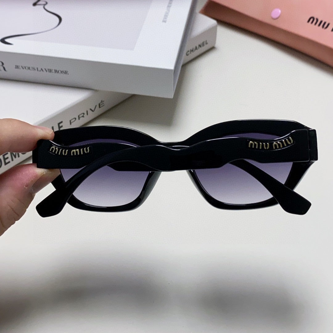 LOGO CAT EYE SUNGLASSES 513008 IN BLACK ACETATE WAVY FRAME