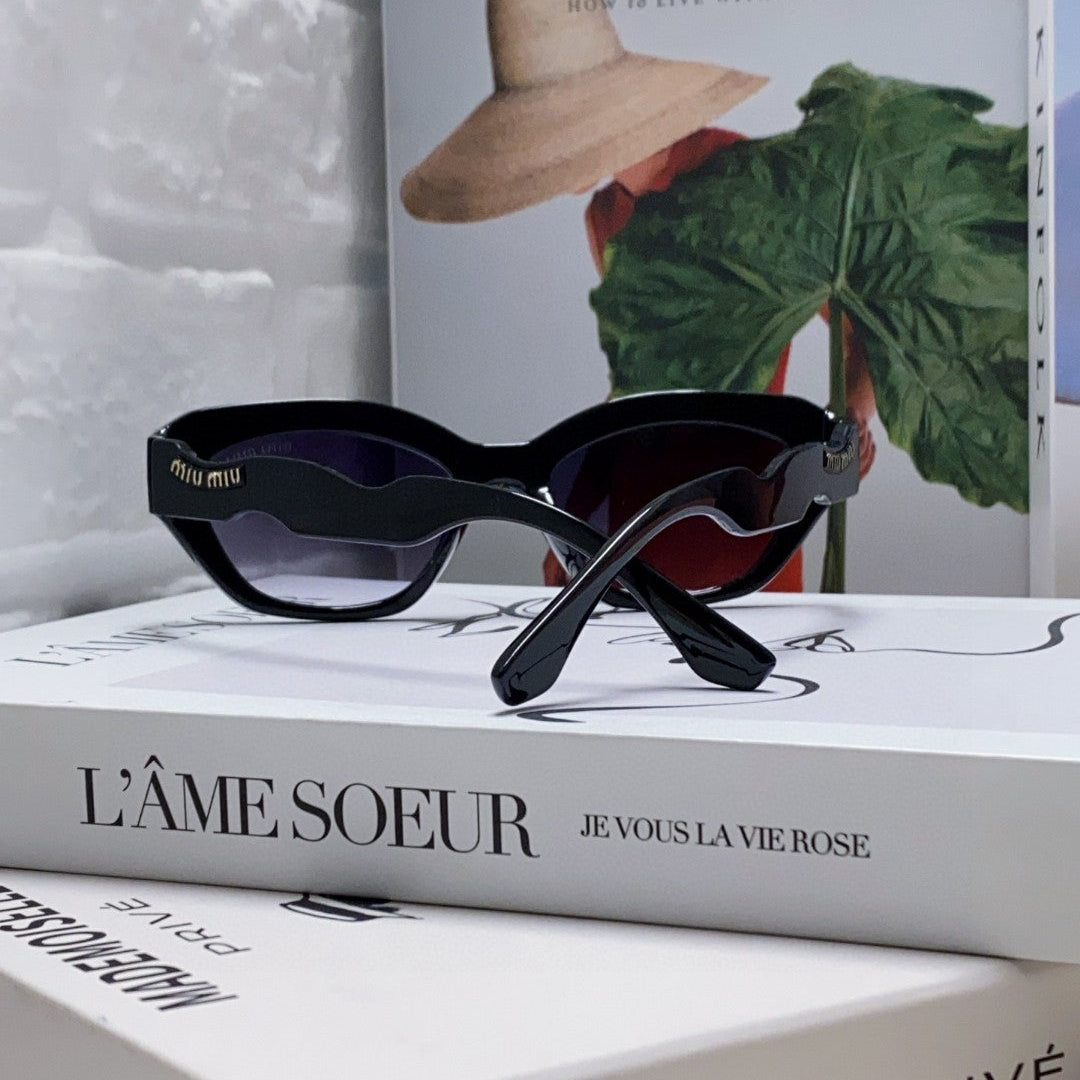 LOGO CAT EYE SUNGLASSES 513008 IN BLACK ACETATE WAVY FRAME