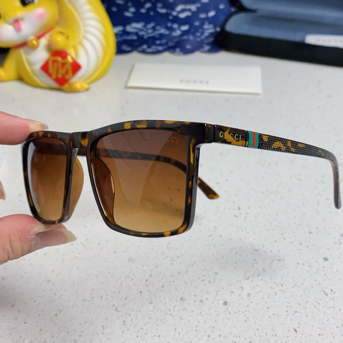 RECTANGULAR FRAME SUNGLASSES 563259 IN ACETATE