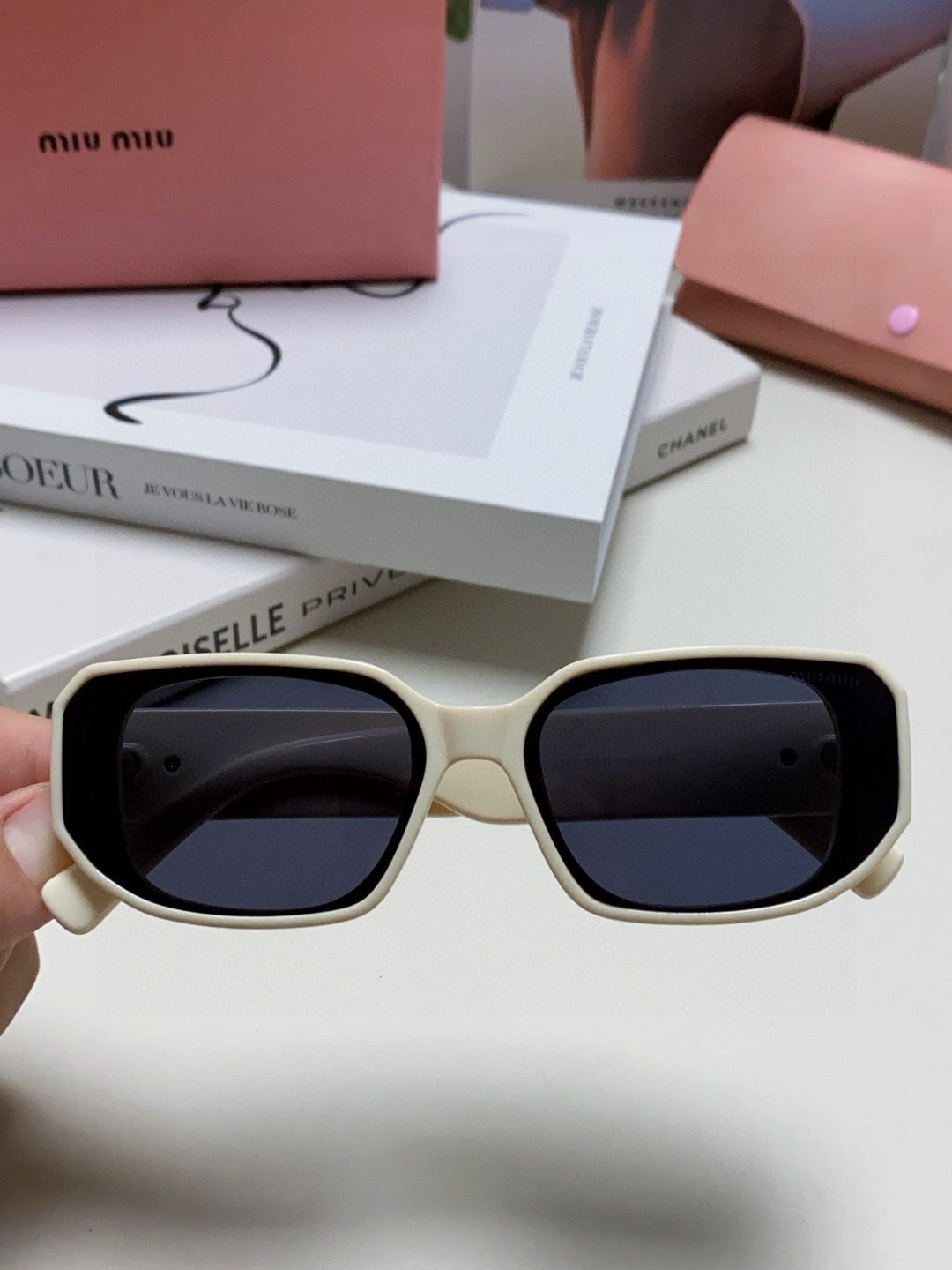 GLIMPSE SUNGLASSES 576819 IN WHITE ACETATE
