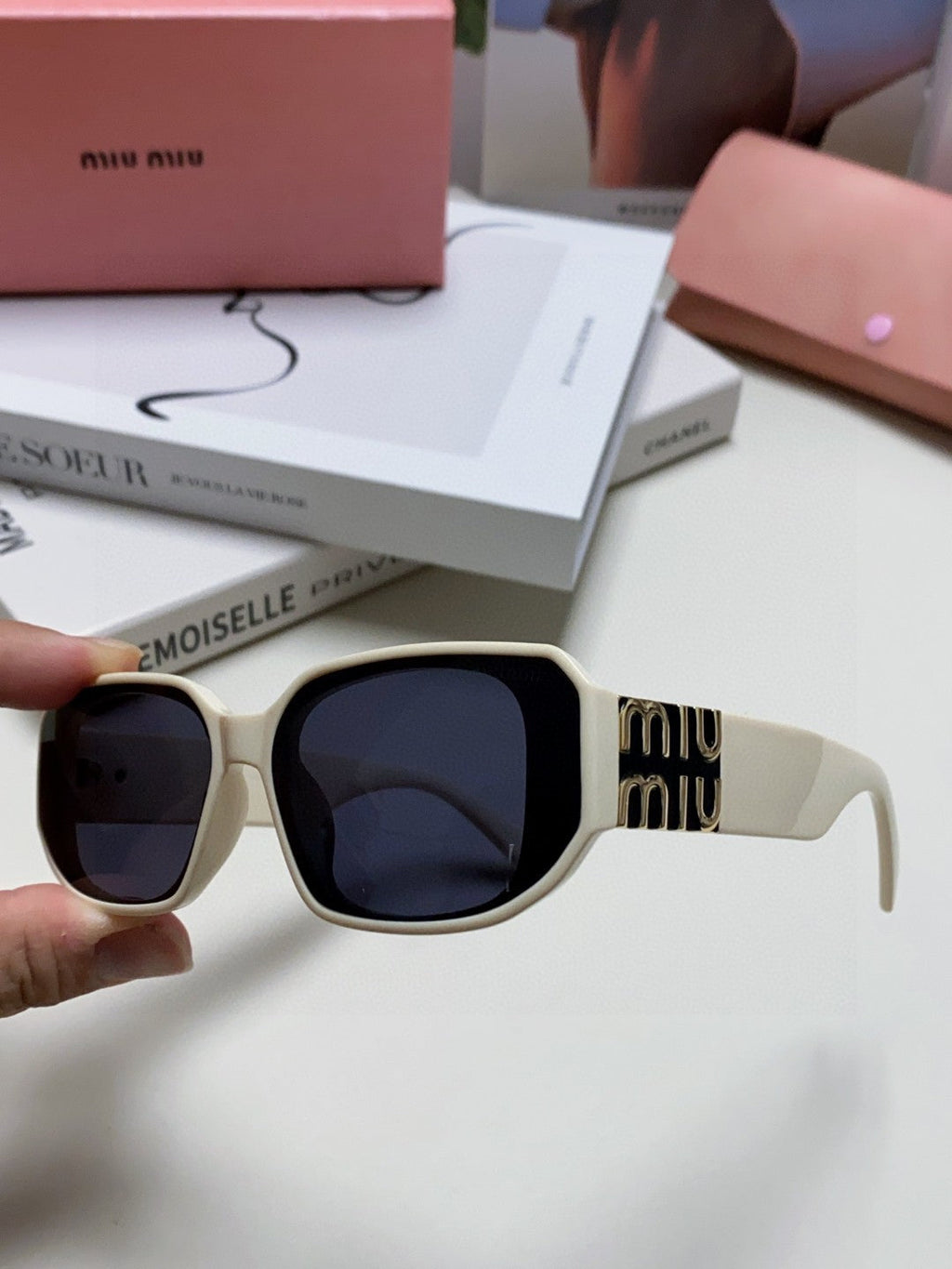 GLIMPSE SUNGLASSES 576819 IN WHITE ACETATE