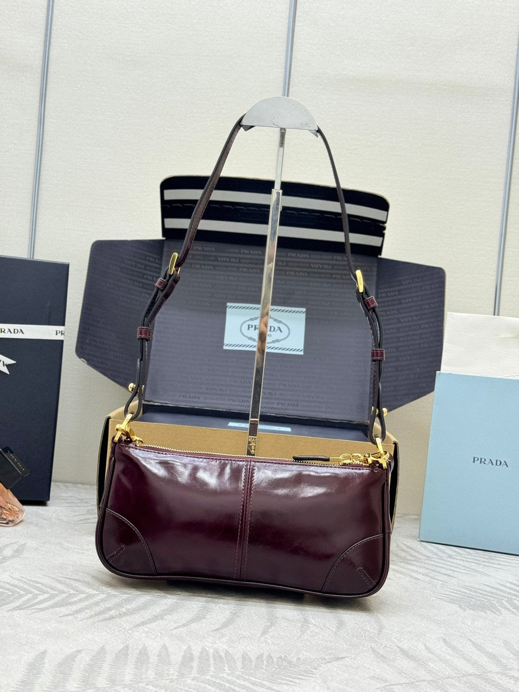 PRADA 25S RE-EDITION 2002 MEDIUM SHOULDER BAG 26 IN BURGUNDY CALFSKIN GOLD HARDWRE