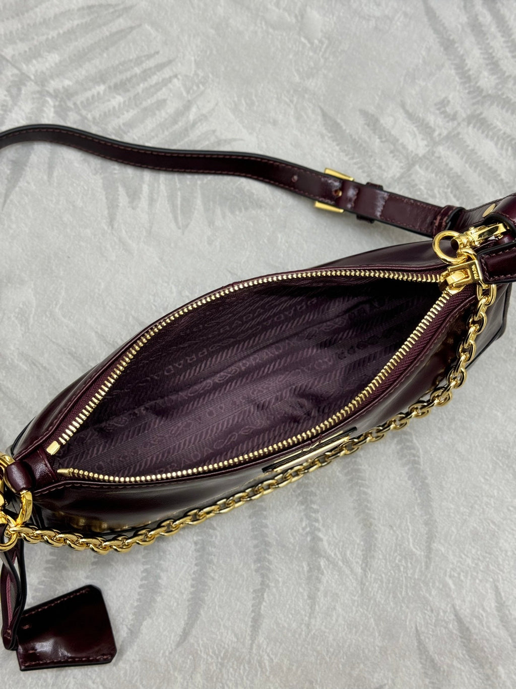 PRADA 25S RE-EDITION 2002 MEDIUM SHOULDER BAG 26 IN BURGUNDY CALFSKIN GOLD HARDWRE