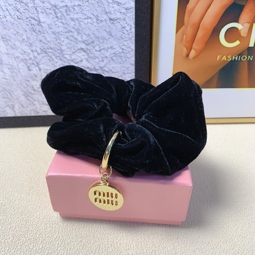 BLACK VELVET SCRUNCHIE ATTACHED GOLD TAG LOGO 136818